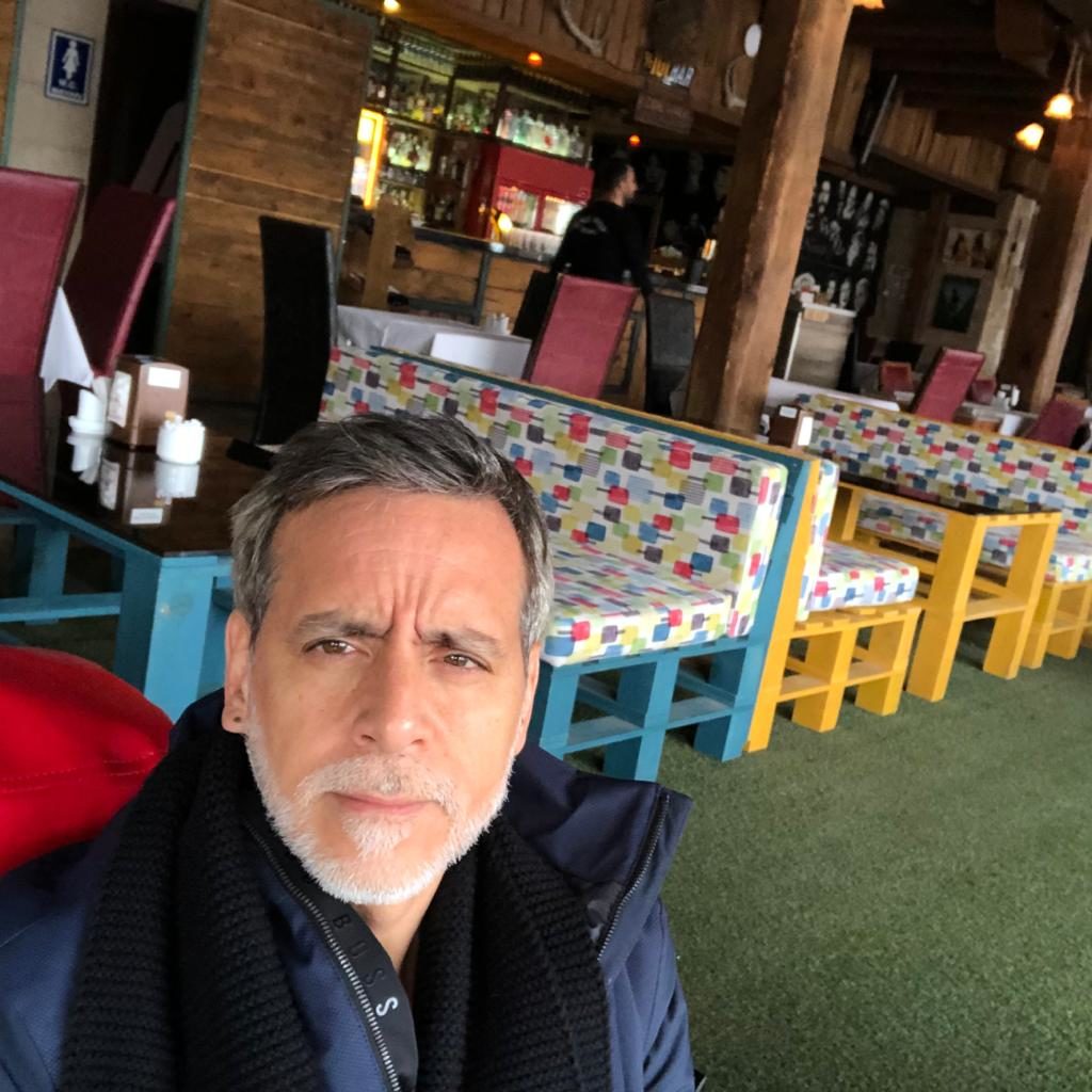 Eduardo Salaverry en un restaurante en Turquia